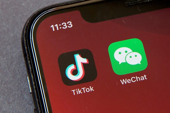 WeChat l&agrave; ứng dụng nhắn tin phổ biến của Trung Quốc, c&ograve;n TikTok (phi&ecirc;n bản nội địa ở Trung Quốc c&oacute; t&ecirc;n gọi l&agrave; Douyin) l&agrave; ứng dụng chia sẻ video ngắn đang được giới trẻ tại nhiều nước d&ugrave;ng - Ảnh: AP