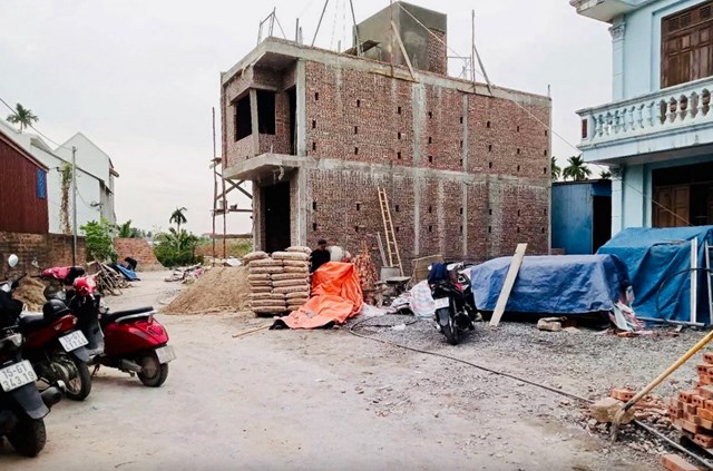 Ng&ocirc;i nh&agrave; bất chấp mọc l&ecirc;n.&nbsp;