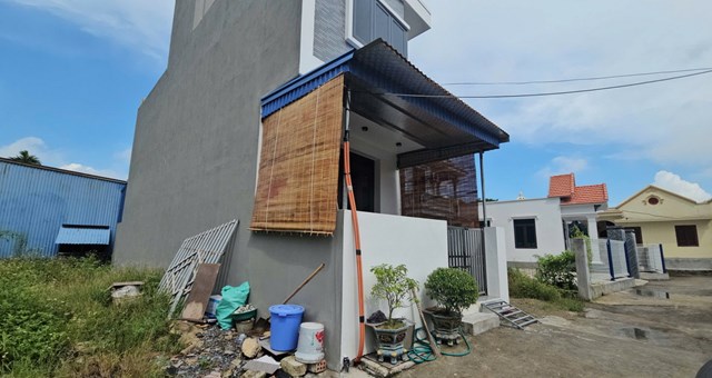 Ng&ocirc;i nh&agrave; &ocirc;ng Hữu x&acirc;y nhầm tr&ecirc;n đất nh&agrave; b&agrave; Loan. (Ảnh: Ph&aacute;p luật TP.HCM)