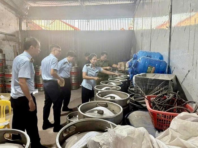 Cơ quan chức năng kiểm tra kho nh&agrave; &ocirc;ng T. Ảnh: Thanh Ng&acirc;n