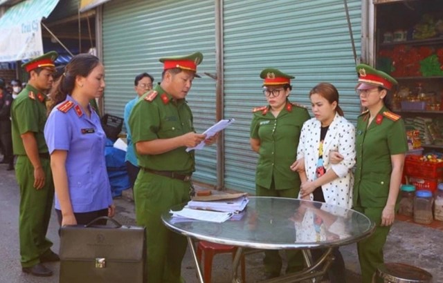 C&ocirc;ng an TP Phan Thiết (cũ) đọc lệnh bắt giam một chủ hụi tại phường Ph&uacute; Thuỷ, th&aacute;ng 11/2023. Ảnh: C&ocirc;ng an cung cấp.