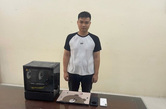 Đối tượng Nguyễn Ph&uacute;c Tới v&agrave; c&aacute;c thiết bị thu giữ. Ảnh: C&ocirc;ng an tỉnh Đồng Nai