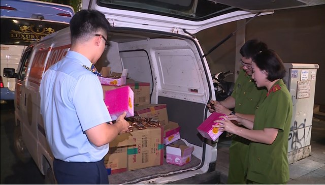 H&#224; Nội: Thu giữ gần 4.000 b&#225;nh Trung thu nhập lậu, chủ h&#224;ng khai mua 19 triệu đồng để b&#225;n kiếm lời - Ảnh 1
