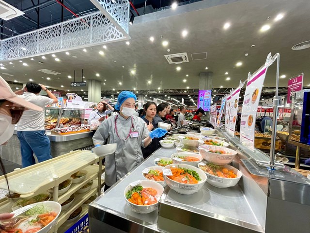 Nhiều lựa chọn cho kh&aacute;ch h&agrave;ng khi thưởng thức ẩm thực tại Aeon Văn Giang