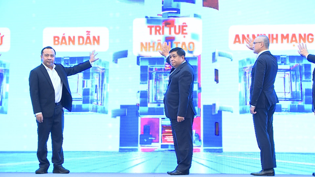 Trong khu&ocirc;n khổ diễn đ&agrave;n, Ph&oacute; Thủ tướng Nguyễn Ch&iacute; Dũng v&agrave; c&aacute;c đại biểu thực hiện nghi lễ c&ocirc;ng bố c&aacute;c s&aacute;ng kiến nhằm triển khai Nghị quyết 57 của c&aacute;c mạng lưới ĐMST v&agrave; c&aacute;c chuy&ecirc;n gia c&aacute;c ng&agrave;nh c&ocirc;ng nghệ chiến lược. Ảnh: VGP