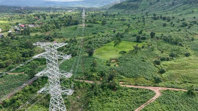 Tuyến đường d&acirc;y truyền tải 220kV nối từ Nh&agrave; m&aacute;y điện gi&oacute; Savan 1 tại L&agrave;o đ&atilde; được ho&agrave;n th&agrave;nh chỉ sau 6 th&aacute;ng thi c&ocirc;ng, chuẩn bị đấu nối v&agrave;o hệ thống điện quốc gia Việt Nam trong thời gian tới.