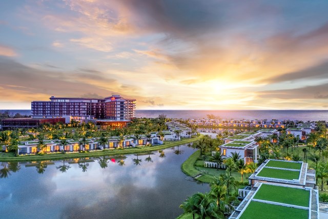 M&ouml;venpick Resort Waverly Ph&uacute; Quốc nằm b&ecirc;n b&atilde;i &Ocirc;ng Lang, được mệnh danh l&agrave; nơi chi&ecirc;m ngưỡng ho&agrave;ng h&ocirc;n đẹp nhất Việt Nam
