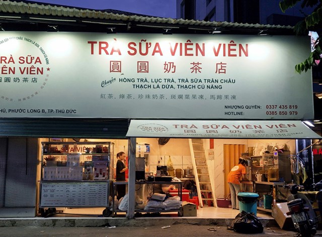 Một điểm b&aacute;n tr&agrave; sữa 7.000 đồng ở gần trường Cao đẳng C&ocirc;ng Thương TP.HCM. (Ảnh: H&agrave; Linh)