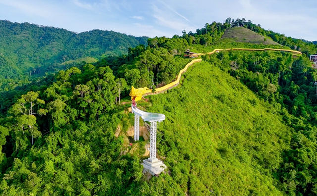 Khám phá hành lang hình rồng dài 460 m giữa núi rừng Đà Nẵng, nối liền cầu kính ở độ cao gần 800 m - Ảnh 2