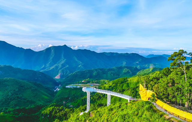 Khám phá hành lang hình rồng dài 460 m giữa núi rừng Đà Nẵng, nối liền cầu kính ở độ cao gần 800 m - Ảnh 1