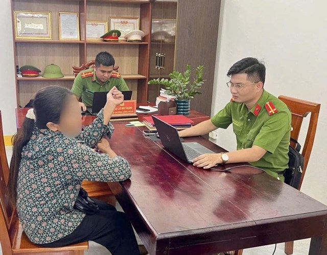 C&ocirc;ng an l&agrave;m việc với chị P.T.D. Ảnh: C&ocirc;ng an tỉnh H&agrave; Tĩnh