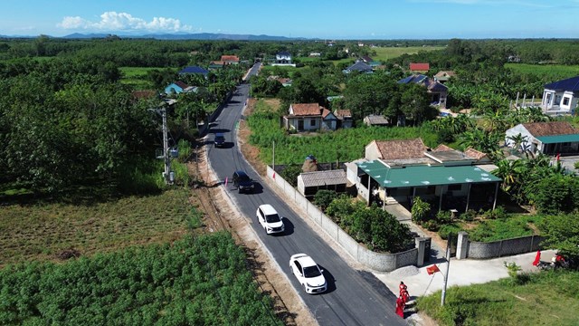 &Ocirc; t&ocirc; di chuyển tr&ecirc;n tuyến đường Sen B&agrave;ng ẢNH: NGUYỄN PH&Uacute;C B&aacute;o Thanh Ni&ecirc;n