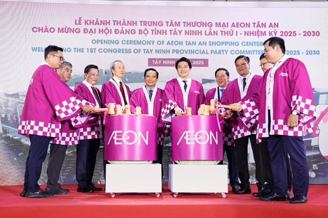 Đại diện lãnh đạo TP TP HCM, lãnh đạo tỉnh Tây Ninh, Tổng Lãnh sự quán Nhật Bản tại TP HCM, AEON Việt Nam và đối tác thực hiện nghi thức Khánh thành trung tâm thương mại AEON Tân An