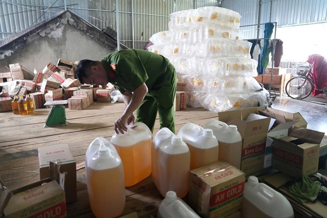 Những can nhựa dung tích lớn đựng dầu ăn bị lực lượng chức năng kiểm tra và thu giữ