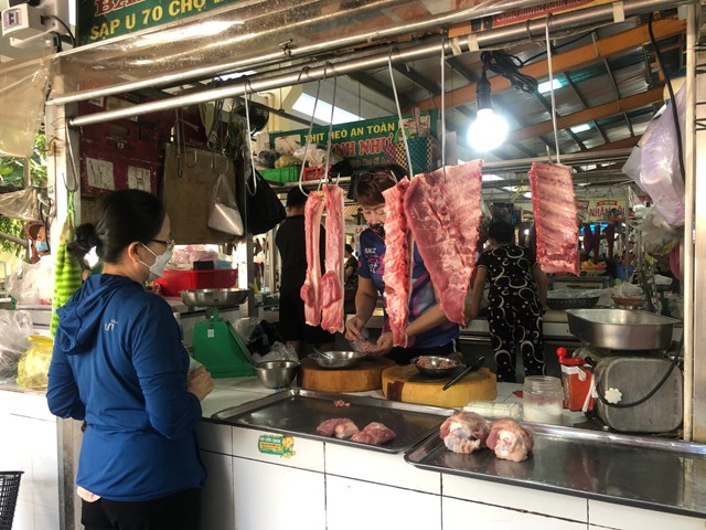 Heo hơi giảm gi&aacute; nhưng gi&aacute; b&aacute;n lẻ vẫn đứng y&ecirc;n do chi ph&iacute; vận chuyển, nguồn cung...