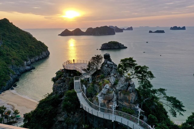 Ho&agrave;ng h&ocirc;n tr&ecirc;n đảo C&aacute;t B&agrave;. (Ảnh: CTV/Vietnam+)