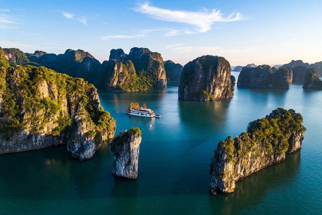 B&igrave;nh minh tuyệt đẹp trong l&ograve;ng di sản li&ecirc;n v&ugrave;ng vịnh Hạ Long-quần đảo C&aacute;t B&agrave;. (Ảnh: CTV/Vietnam+)