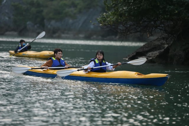 Du kh&aacute;ch ch&egrave;o Kayak tr&ecirc;n vịnh Lan Hạ, ph&iacute;a Đ&ocirc;ng của đảo C&aacute;t B&agrave;. (Ảnh: Mai Mai/Vietnam+)