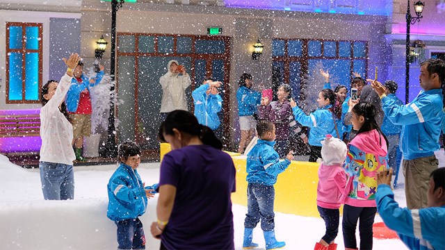 Lớp tuyết nhân tạo dày khoảng 35 cm và giữ nhiệt độ không khí luôn ở mức 18 độ C