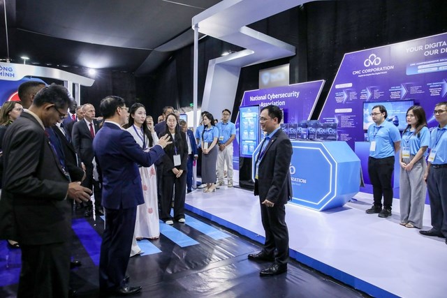 Phó Thủ tướng Bùi Thanh Sơn và các đại biểu quốc tế đánh giá cao các các giải pháp, dịch vụ an ninh mạng của CMC Cyber Security tại Triển lãm Quốc tế thuộc Lễ ký Công ước Hà Nội
