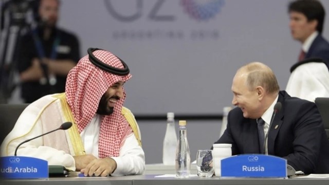 Th&aacute;i tử Ả Rập X&ecirc; &Uacute;t Mohammed bin Salman trong một cuộc gặp với Tổng thống Nga Vladimir Putin (Ảnh: AP).
