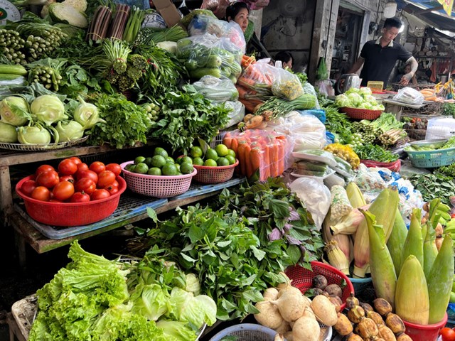 Gi&aacute; rau xanh H&agrave; Nội gần đ&acirc;y tăng mạnh do b&atilde;o lũ.