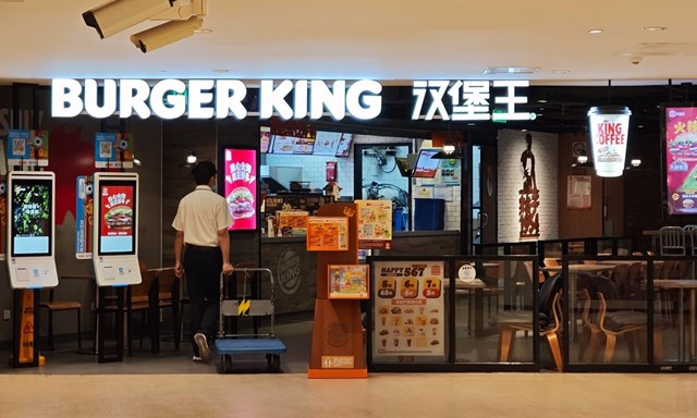 L&#224;n s&#243;ng “b&#225;n m&#236;nh” của c&#225;c chuỗi Mỹ tại Trung Quốc: Từ Starbucks đến Burger King - Ảnh 1