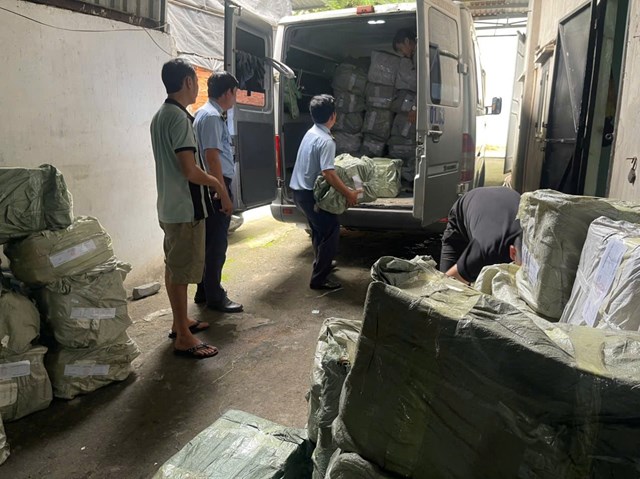 To&agrave;n bộ kẹo dẻo được đưa l&ecirc;n xe tải chở về kho của cơ quan chức để tiếp tục xử l&yacute;