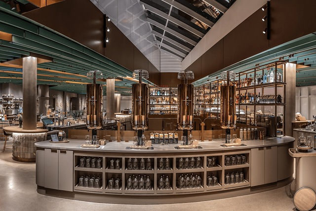 Starbucks Reserve Roastery được v&iacute; von giống như &ldquo;nh&agrave; h&aacute;t c&agrave; ph&ecirc;&rdquo; hoặc &ldquo;c&ocirc;ng vi&ecirc;n chủ đề c&agrave; ph&ecirc;&rdquo;