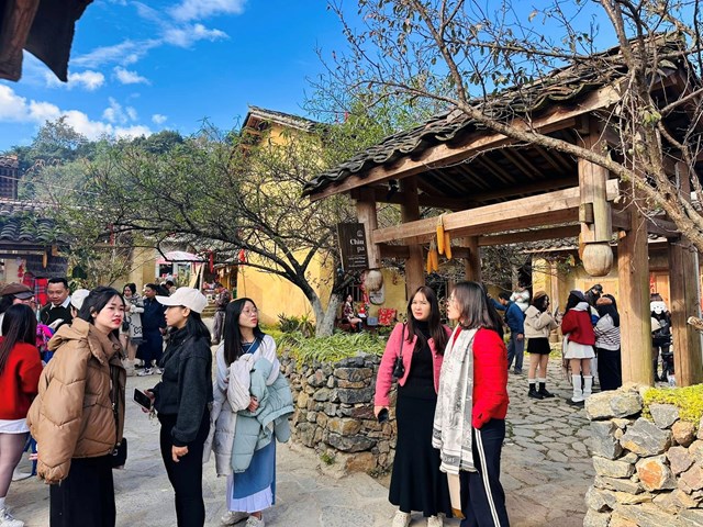 L&ocirc; L&ocirc; Chải đ&ocirc;ng nghịt du kh&aacute;ch trong&nbsp;những ng&agrave;y vừa qua&nbsp;(Ảnh: T&iacute; Lầu)