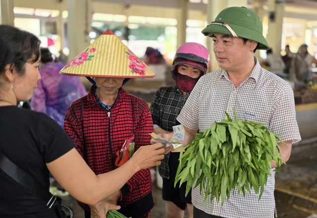 B&iacute; thư Tỉnh ủy Kh&aacute;nh H&ograve;a Nghi&ecirc;m Xu&acirc;n Th&agrave;nh mua rau của tiểu thương để nắm gi&aacute; tăng