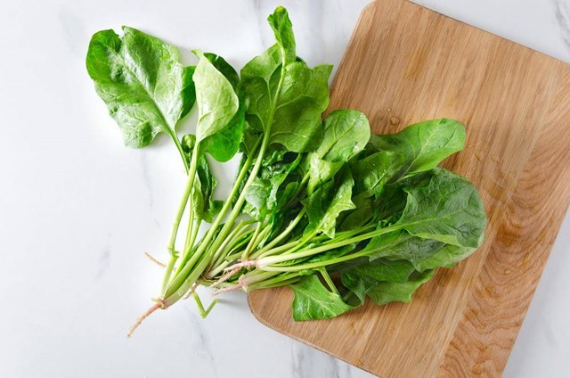 Miễn dịch yếu khi trời lạnh? 8 loại rau quả gi&#224;u vitamin C n&#234;n ăn ngay để khỏe mạnh suốt m&#249;a đ&#244;ng - Ảnh 2