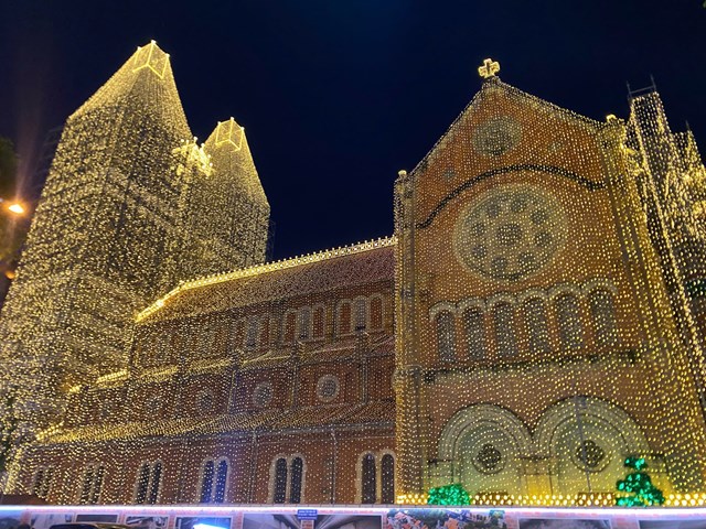 18h45 – thời điểm khiến cả trung t&#226;m S&#224;i G&#242;n hướng về Nh&#224; thờ Đức B&#224; - Ảnh 2