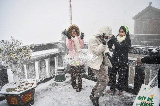 Fansipan xuất hiện tuyết rơi hiếm gặp giữa mùa đông - Ảnh 2