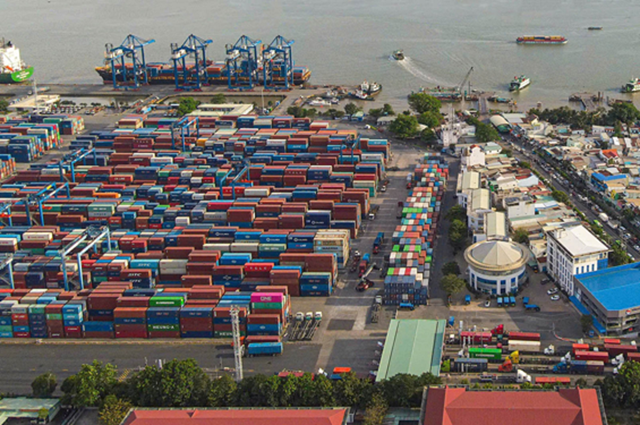 Doanh nghiệp xuất nhập khẩu h&agrave;ng h&oacute;a qua cảng C&aacute;t L&aacute;i (TP HCM) .Ảnh: HO&Agrave;NG TRIỀU